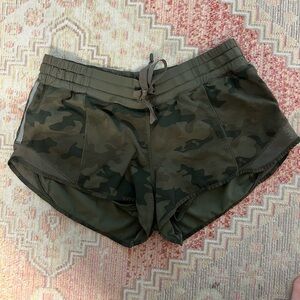 Camo lululemon hotty hot 2.5 shorts